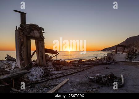 Malibu, Californie, États-Unis. 14 janvier 2025. Les restes de maisons ont endommagé des maisons après l'incendie de Palisades le long de Las Tuna Beach sur la Pacific Coast Highway à Malibu Calif., le mardi 14 janvier 2025. (Crédit image : © Catherine Bauknight/ZUMA Press Wire) USAGE ÉDITORIAL SEULEMENT! Non destiné à UN USAGE commercial ! Banque D'Images
