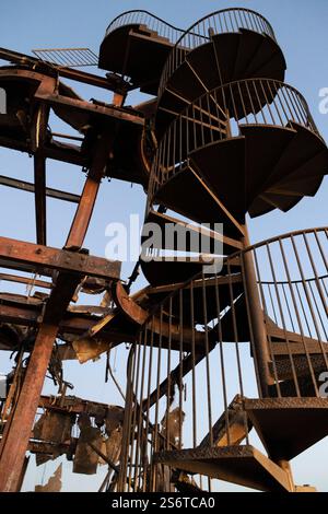 Malibu, Californie, États-Unis. 14 janvier 2025. Les restes d'un bâtiment endommagé après l'incendie de Palisades le long de Las Tuna Beach sur la Pacific Coast Highway à Malibu Calif., le mardi 14 janvier 2025. (Crédit image : © Catherine Bauknight/ZUMA Press Wire) USAGE ÉDITORIAL SEULEMENT! Non destiné à UN USAGE commercial ! Banque D'Images