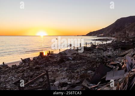 Malibu, Californie, États-Unis. 14 janvier 2025. Les restes de maisons ont endommagé des maisons après l'incendie de Palisades le long de Las Tuna Beach sur la Pacific Coast Highway à Malibu Calif., le mardi 14 janvier 2025. (Crédit image : © Catherine Bauknight/ZUMA Press Wire) USAGE ÉDITORIAL SEULEMENT! Non destiné à UN USAGE commercial ! Banque D'Images