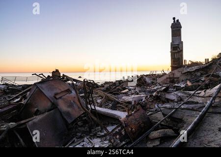 Malibu, Californie, États-Unis. 14 janvier 2025. Les restes de maisons ont endommagé des maisons après l'incendie de Palisades le long de Las Tuna Beach sur la Pacific Coast Highway à Malibu Calif., le mardi 14 janvier 2025. (Crédit image : © Catherine Bauknight/ZUMA Press Wire) USAGE ÉDITORIAL SEULEMENT! Non destiné à UN USAGE commercial ! Banque D'Images