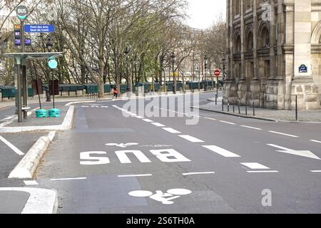 France, Paris, 17/03/20 quai de Conti vide en raison du confinement décidé par le gouvernement français pour lutter contre l’épidémie de coronavirus. Banque D'Images