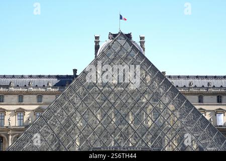 France, Paris (1er arr.) 03/25/20. Le Louvre, place du carrousel complètement vide après le confinement de la population pour lutter contre le CO Banque D'Images