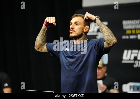 Los Angeles, Californie, États-Unis. 17 janvier 2025. InterContinental Downtown Los Angeles LOS Angeles, CA- 17 JANVIER : Renato Moicano aux pesées cérémonielles à Intercontinental Downtown Los Angeles pour UFC311 Makhachev vs Tsarukyan 2 : pesées officielles le 17 janvier 2025 à Los Angeles, CA, États-Unis. (Photo de Louis Grasse/PxImages) (Louis Grasse/SPP) crédit : photo de presse SPP Sport. /Alamy Live News Banque D'Images