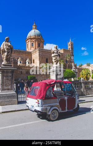 Italie, Sicile, Palerme. Cathédrale de Palerme. Taxi tricycle. piaggio vespa Banque D'Images