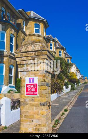 Royaume-Uni, Angleterre, île de Wight. Ventnor. Chemin privé dans un quartier résidentiel Banque D'Images