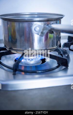 Gros plan des brûleurs à gaz allumés d'un poêle Banque D'Images