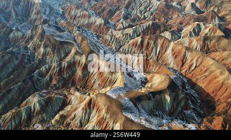 Pékin, Chine. 17 janvier 2025. Une photo de drone aérien prise le 17 janvier 2025 montre une vue de la forme du terrain de Danxia, caractérisée par des éléments de grès rougeâtre, dans la zone pittoresque de Shuimo Danxia à Lanzhou, dans la province du Gansu au nord-ouest de la Chine. Crédit : Chen Bin/Xinhua/Alamy Live News Banque D'Images
