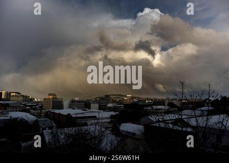 Nuages émotionnels se formant au-dessus de Dunedin, Otago, Nouvelle-Zélande Banque D'Images