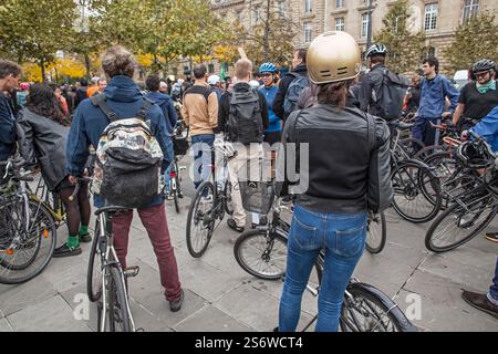 France, Paris, place de la République, 10ème arrondissement, rassemblement des cyclistes en hommage à Paul Varry, membre de l’association Paris en selle, Banque D'Images