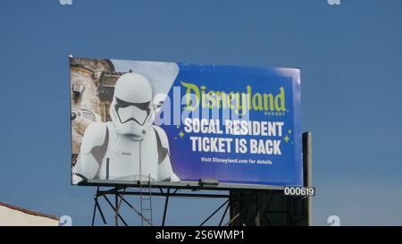 Los Angeles, Californie, États-Unis 16 janvier 2025 Disneyland So Cal Resident ticket Billboard avec Stormtrooper sur Hollywood Blvd pendant la Fires le 16 janvier 2025 à Los Angeles, Californie, États-Unis. Photo de Barry King/Alamy Stock photo Banque D'Images