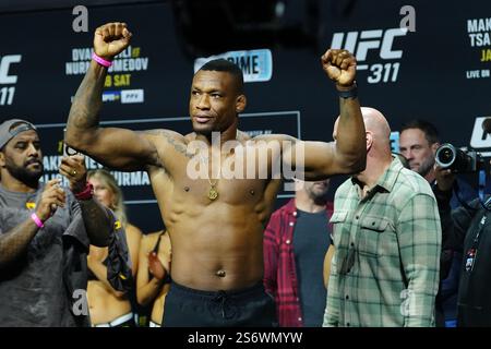 Los Angeles, Californie, États-Unis. 17 janvier 2025. LOS ANGELES, CA- 17 JANVIER : Jailton Almeida aux pesées cérémonielles à Intercontinental Downtown Los Angeles pour UFC311 Makhachev vs Tsarukyan 2 : pesées officielles le 17 janvier 2025 à Los Angeles, CA, États-Unis. (Photo de Louis Grasse/PxImages) crédit : Px images/Alamy Live News Banque D'Images
