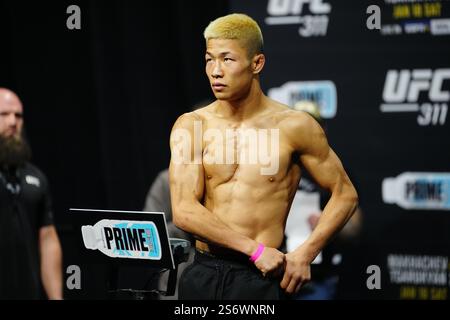 Los Angeles, Californie, États-Unis. 17 janvier 2025. LOS ANGELES, CA - 17 JANVIER : Rinya Makamura aux pesées cérémonielles à Intercontinental Downtown Los Angeles pour UFC311 Makhachev vs Tsarukyan 2 : pesées officielles le 17 janvier 2025 à Los Angeles, CA, États-Unis. (Photo de Louis Grasse/PxImages) crédit : Px images/Alamy Live News Banque D'Images