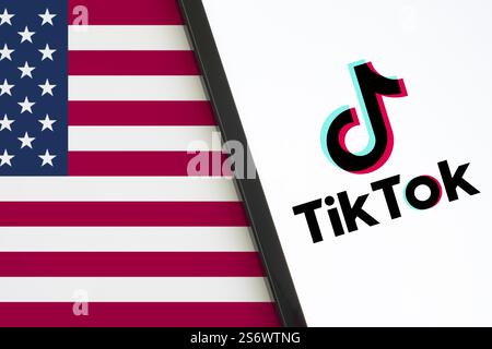 TikTok se prépare à un arrêt aux États-Unis. Le logo TikTok est affiché sur l'iPad et le drapeau USA en arrière-plan Banque D'Images