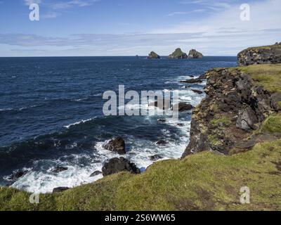 Vue de l'île de Heimaey à la formation rocheuse de Vestmannaeyjar, îles Westman, Islande, Europe Banque D'Images