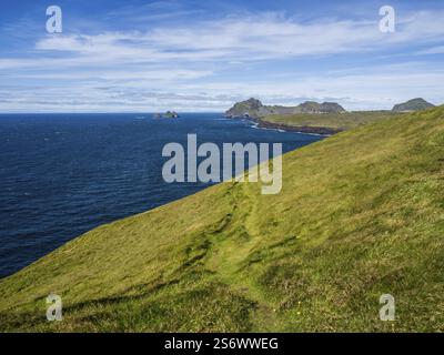 Vue de l'île de Heimaey à la formation rocheuse de Vestmannaeyjar, îles Westman, Islande, Europe Banque D'Images