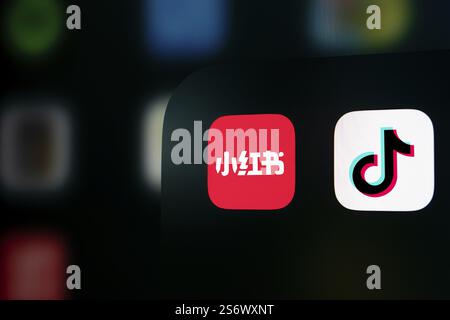 Gros plan de l'écran d'un iPhone affichant le logo Xiaohongshu (REDnote) et TikTok Banque D'Images