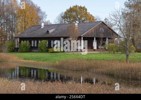 PUSHKINSKIE GORY, RUSSIE - 18 OCTOBRE 2024 : vue sur la maison des propriétaires fonciers Osipov-Wulf dans le domaine Trigorskoye le jour d'octobre. Région de Pskov Banque D'Images