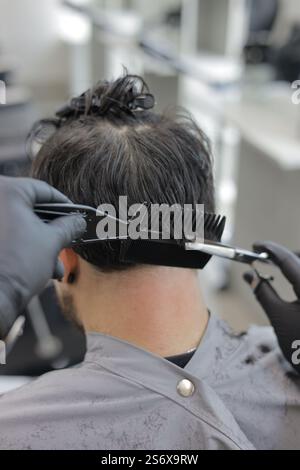 personne ayant une coupe de cheveux dans un salon de coiffure Banque D'Images