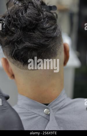 personne ayant une coupe de cheveux dans un salon de coiffure Banque D'Images