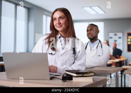 Les étudiants de l'université de médecine écoutent le professeur Doctor en classe Banque D'Images