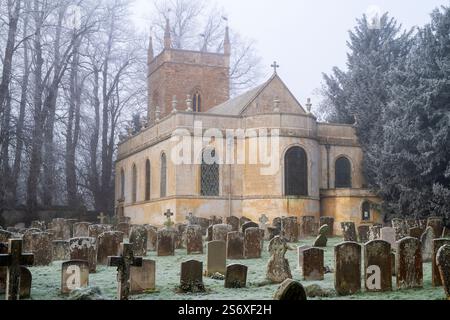 Église All Saints dans la brume hivernale et le gel. Honington, Warwickshire, Angleterre Banque D'Images