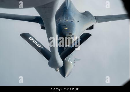 Un B-1B lancer de l'US Air Force affecté au 34th Bomb Squadron, Ellsworth Air Force base, Dakota du Sud, se prépare à préformer le ravitaillement aérien avec un K. Banque D'Images