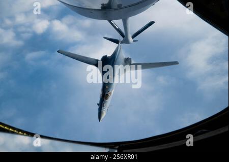 Un B-1B lancer de l'US Air Force affecté au 34th Bomb Squadron, Ellsworth Air Force base, Dakota du Sud, descend après avoir effectué un ravitaillement aérien wi Banque D'Images