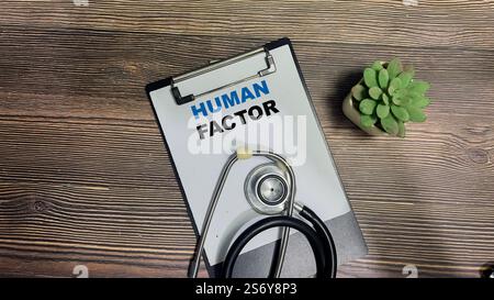 Concept de facteur humain écrire sur la paperasse isolé sur la table en bois. Banque D'Images