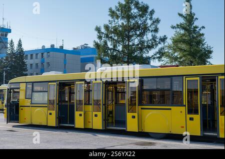 Bus avec portes ouvertes à l'aéroport. Banque D'Images