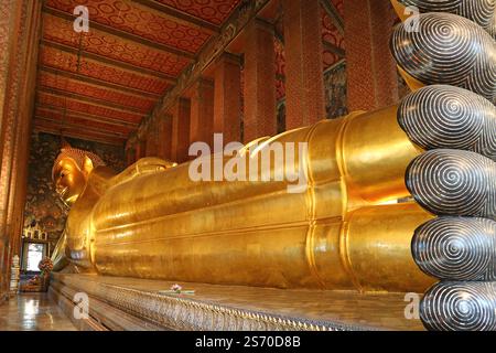 Fantastique Bouddha long inclinable de 46 mètres image du complexe du Temple Wat Pho situé dans le district de Phra Nakhon, Bangkok, Thaïlande Banque D'Images