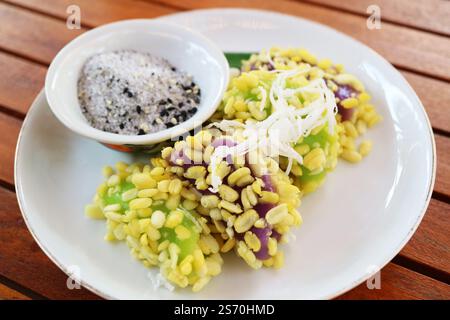 Délicieux dessert thaïlandais appelé Khanom Tua Pap, boulettes de riz collant et haricots mung saupoudrées de sucre et de graines de sésame Banque D'Images
