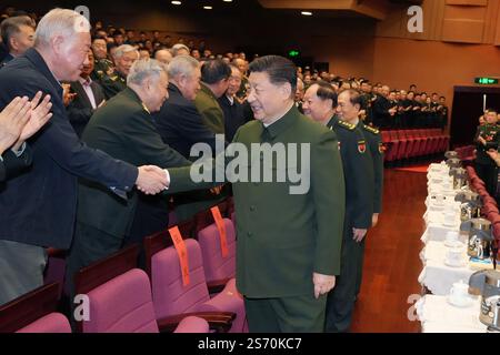 Pékin, Chine. 17 janvier 2025. Le président chinois Xi Jinping, également secrétaire général du Comité central du Parti communiste chinois et président de la Commission militaire centrale (CMC), adresse les vœux du Festival de printemps aux vétérans militaires du pays tout en assistant à un gala organisé par le CMC pour les officiers militaires retraités des troupes basées à Pékin à Pékin, capitale de la Chine, le 17 janvier 2025. Crédit : Li Gang/Xinhua/Alamy Live News Banque D'Images