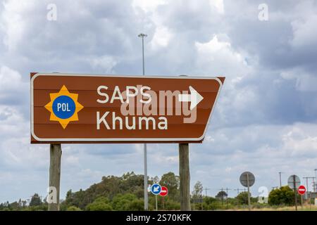 Gros plan sur le panneau routier lisant SAPS Khuma. Le poste de police de Khuma est situé à proximité de la ville minière de Stilfontein, dans la province du Nord-Ouest de l'Afrique du Sud. Banque D'Images