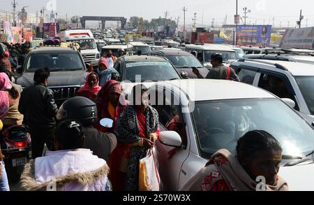 Prayagraj, Uttar Pradesh, Inde. 18 janvier 2025. Prayagraj : un énorme embouteillage vu à Sangam pendant la Maha Kumbh Mela à Prayagraj le samedi 18 janvier 2025. (Crédit image : © Prabhat Kumar Verma/ZUMA Press Wire) USAGE ÉDITORIAL SEULEMENT! Non destiné à UN USAGE commercial ! Banque D'Images