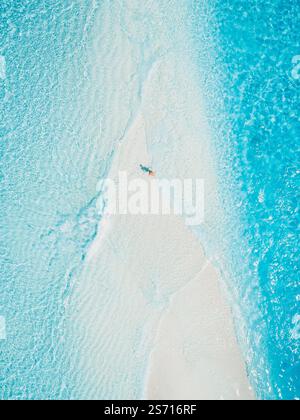 Touriste sur la plage tropicale de sable blanc avec l'eau bleu de l'océan. Vue aérienne, de haut en bas Banque D'Images