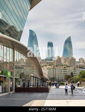 Bakou, Azerbaïdjan - 10 mai 2024 : le Deniz Mall témoigne des prouesses architecturales contemporaines, avec les Flame Towers qui s'élèvent majestueusement en arrière-plan, créant une toile de fond vibrante Banque D'Images