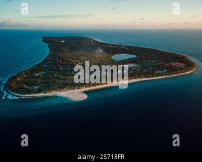 Vue panoramique drone de l'île de Fuvahmulah dans l'océan Indien. Paysage aérien Banque D'Images