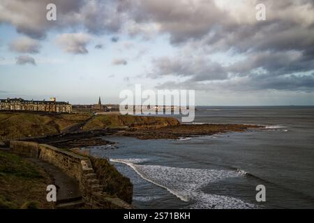 La côte regardant vers Whitley Bay depuis Tynemouth, Newcastle, Angleterre. Banque D'Images