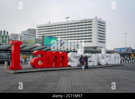 Amsterdam, pays-Bas, 18.01.2025, touristes prenant des photos devant le panneau 'I Amsterdam' à l'aéroport de Schiphol Banque D'Images