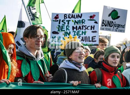 Demo Wir haben es satt Tausende Demonstrierende Fordern auf der Wir haben es satt Demo von der künftigen Bundesregierung ein Bekenntnis und eine Förderung für eine bäuerlich-ökologischere Landwirtschaft, weg von der Agrarindustrie. Berlin Berlin Deutschland *** Demo en ont marre des milliers de manifestants à la démonstration en ont marre demandent un engagement et le soutien du futur gouvernement allemand pour un système d'agriculture plus biologique, loin de l'industrie agricole Berlin Berlin Allemagne Banque D'Images