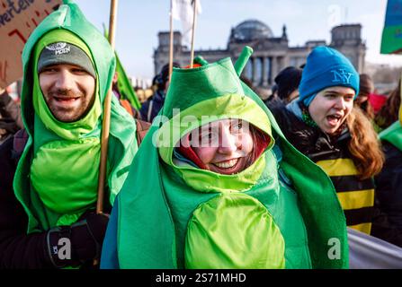 Demo Wir haben es satt Tausende Demonstrierende Fordern auf der Wir haben es satt Demo von der künftigen Bundesregierung ein Bekenntnis und eine Förderung für eine bäuerlich-ökologischere Landwirtschaft, weg von der Agrarindustrie. Hier im Bild Demonstrantinnen tragen Tierkostüme für artgerechte Tierhaltung und Beendigung des Tierleids. Berlin Berlin Deutschland *** Demo en ont eu marre des milliers de manifestants à la démonstration en ont eu marre demander un engagement et le soutien du futur gouvernement allemand pour un système agricole plus écologique, loin de l'industrie agricole ici dans l'image dem Banque D'Images