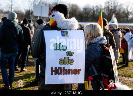 Demo Wir haben es satt Tausende Demonstrierende Fordern auf der Wir haben es satt Demo von der künftigen Bundesregierung ein Bekenntnis und eine Förderung für eine bäuerlich-ökologischere Landwirtschaft, weg von der Agrarindustrie. Hier im Bild ein Demonstrant mit einem symbolischen Huhn, demonstriert für eine artgerechte Tierhaltung und Beendigung des Tierleids. Berlin Berlin Deutschland *** Demo en ont marre des milliers de manifestants à la démonstration en ont marre demandent un engagement et un soutien du futur gouvernement allemand pour un système agricole plus écologique, loin de l'indus agricole Banque D'Images