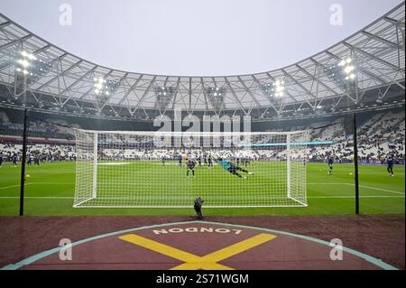 Londres, Royaume-Uni. 18 janvier 2025. Les équipes s'échauffent avant le match de West Ham vs Crystal Palace premier League au London Stadium Stratford. Cette image est RÉSERVÉE à UN USAGE ÉDITORIAL. Licence requise de Football DataCo pour toute autre utilisation. Crédit : MARTIN DALTON/Alamy Live News Banque D'Images