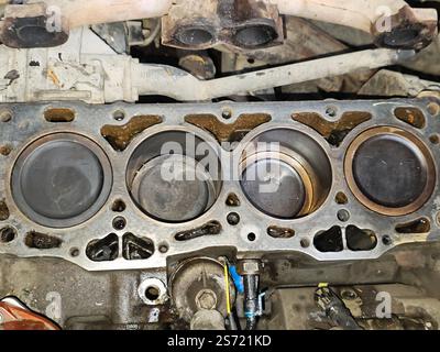 entretien du moteur à combustion interne automobile, remplacement du joint de culasse cassé, le moteur se compose de piston, soupapes, arbre à cames, vilebrequin Banque D'Images