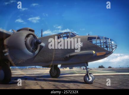 Un Douglas A-20 Havoc, un bombardier léger américain, un avion d'attaque, un intrus de nuit, un chasseur de nuit, et un avion de reconnaissance de la guerre mondiale commandé par la France pour leur armée de l'air, mais après la chute de la France, le bombardier a servi dans la Royal Air Force sous le nom de service "Boston". À partir de 1941, les versions de chasseurs de nuit et d'intrus ont reçu le nom de service Havoc et l'avion a vu un certain nombre de variantes jusqu'à sa mise hors service en 1946. Banque D'Images