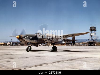 Un Lockheed P-38 Lightning en attente de décollage. Un avion de chasse américain monoplace à moteur à double piston qui a été utilisé pendant la IIe Guerre mondiale développé pour l'United States Army Air corps (USAAC) il incorpore une conception distinctive à double flèche avec une nacelle centrale contenant le cockpit et l'armement. En plus de son rôle de chasseur général, le P-38 était un chasseur-bombardier très efficace, un chasseur de nuit et un chasseur d'escorte à longue portée lorsqu'il était équipé de chars de largage. Le P-38 a également été utilisé comme bombardier-pathfinder et lorsqu'il a été utilisé dans le rôle de reconnaissance aérienne, le P-38 a compté 90 perce Banque D'Images