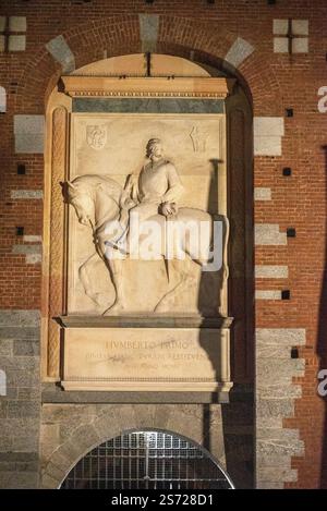 Vue de nuit sur Castello Sforzesco (Château des Sforza) une fortification médiévale située à Milan, dans le nord de l'Italie. Détails des bâtiments Banque D'Images