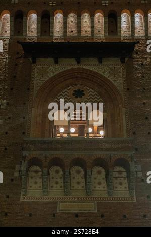 Vue de nuit sur Castello Sforzesco (Château des Sforza) une fortification médiévale située à Milan, dans le nord de l'Italie. Détails des bâtiments Banque D'Images