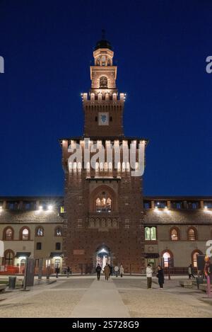 Vue de nuit sur Castello Sforzesco (Château des Sforza) une fortification médiévale située à Milan, dans le nord de l'Italie. Détails des bâtiments Banque D'Images