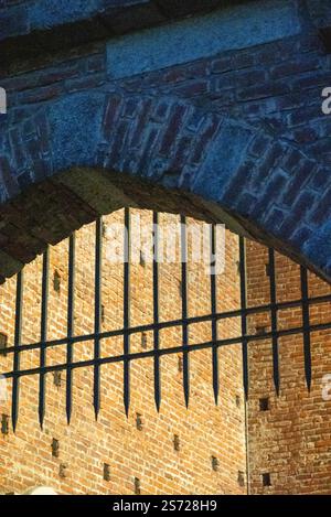 Vue de nuit sur Castello Sforzesco (Château des Sforza) une fortification médiévale située à Milan, dans le nord de l'Italie. Détails des bâtiments Banque D'Images